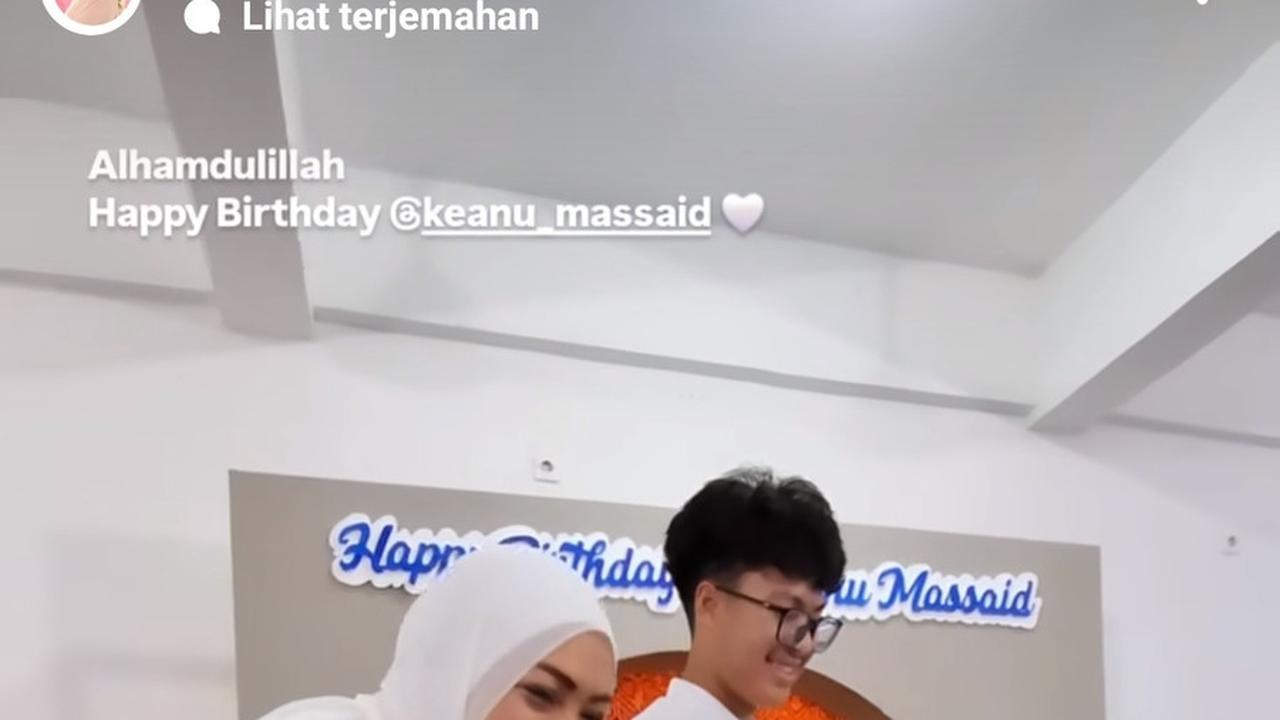 Selain merayakan ulang tahun dengan doa bersama, Keanu Massaid dan Angelina Sondakh juga berbagi santunan dengan anak-anak yatim piatu yang hadir di hari spesial tersebut.<br><br>