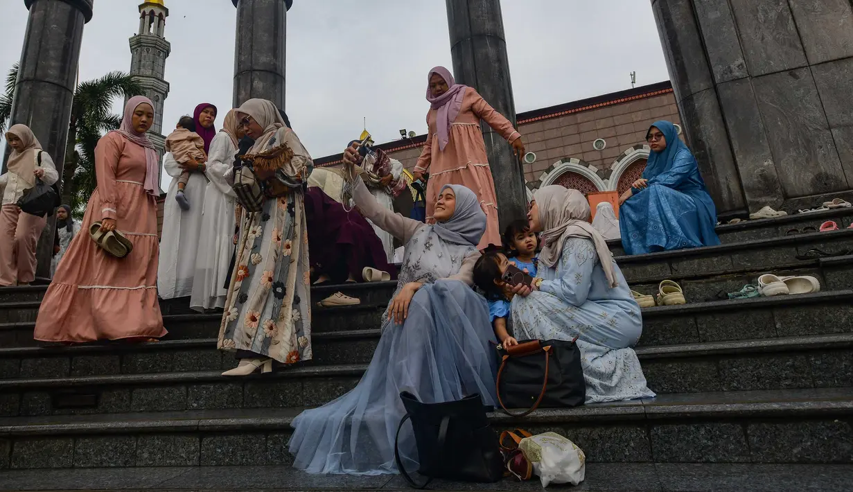 Keputusan itu diambil usai Kementerian Agama melakukan pemantauan hilal di 117 titik yang tersebar di seluruh Indonesia dan sidang isbat penentuan 1 Syawal 1444 Hijriah pada Kamis (19/3/2026). Tampak dalam foto, umat Islam usai melaksanakan salat Idul Fitri 1447 Hijriah di Mesjid Kubah Emas, Depok, Jawa Barat, Sabtu (21/3/2026). (merdeka.com/Arie Basuki)
