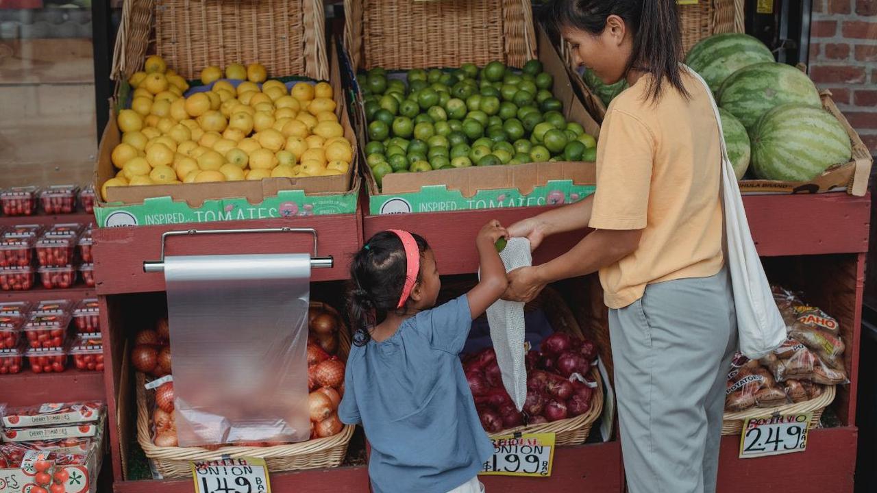 8.&nbsp;Berbelanja Sayur dan Buah