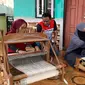 Sekelompok ibu-ibu tengah merajut kain di depan rumah di&nbsp;Desa&nbsp;Cikadu Subang.&nbsp;Benang rajutan tersebut berasal dari serat daun nanas.&nbsp; (Gideon/Liputan6.com)