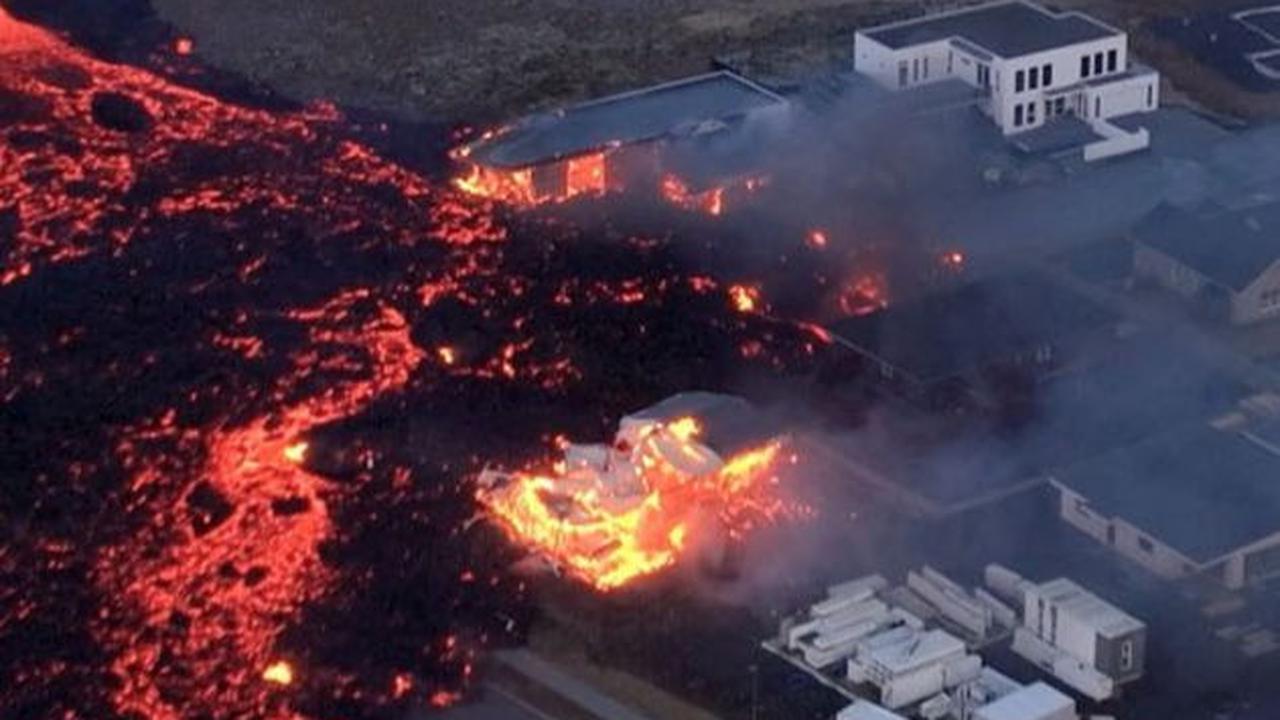 Penampakan sejumlah rumah penduduk yang terbakar oleh aliran lava pijar setelah sebuah gunung api meletus di dekat Kota&nbsp;Grindavik, Islandia, pada 14 Januari 2024.&nbsp;Bjorn Steinbekk/@bsteinbekk via Instagram/via REUTERS