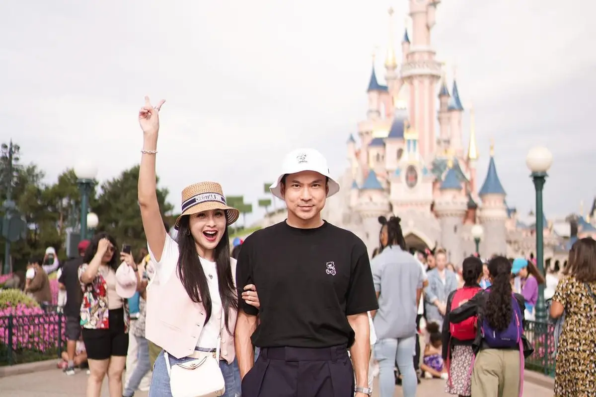 Potret Sandra Dewi dan Harvey Moeis Liburan Berdua di Disneyland