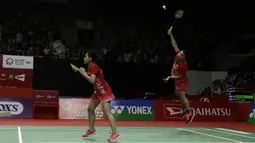 Ganda campuran Indonesia, Rinov Rivaldi/Pitha Haningtyas Mentari, saat menghadapi ganda Chinese Taipei, Lee Jhe-Huei/Hsu Ya Ching, pada laga Indonesia Masters 2020 di Istora Senayan, Jakarta, Selasa (14/1). Rinov Rivaldi/Pitha Haningtyas Mentari kalah 15-21 dan 13-21. (Bola.com/Yoppy Renato)