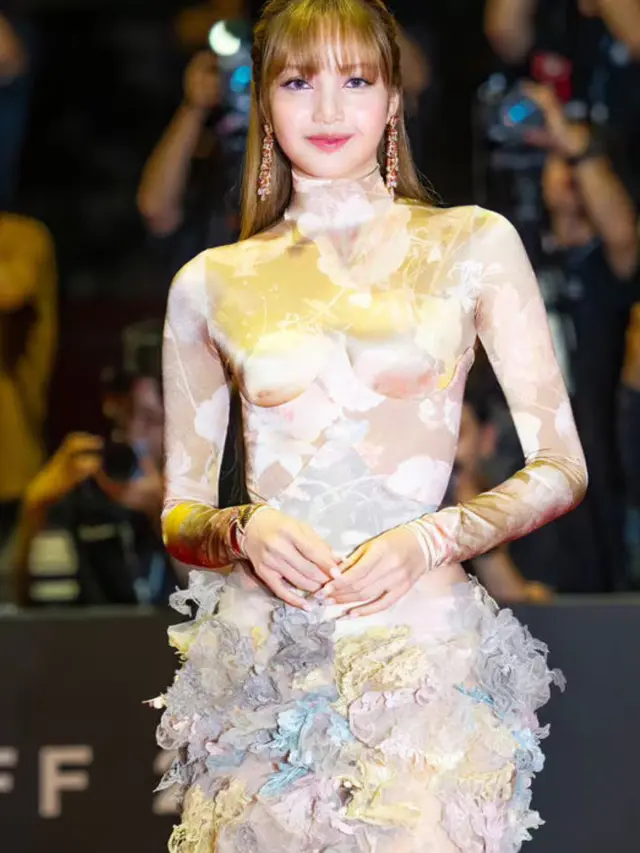 Dari Emmy ke BIFF 2025, Lisa BLACKPINK Tampil Bak Peri Modern dengan Gaun Nude Floral Ekspos Pinggul