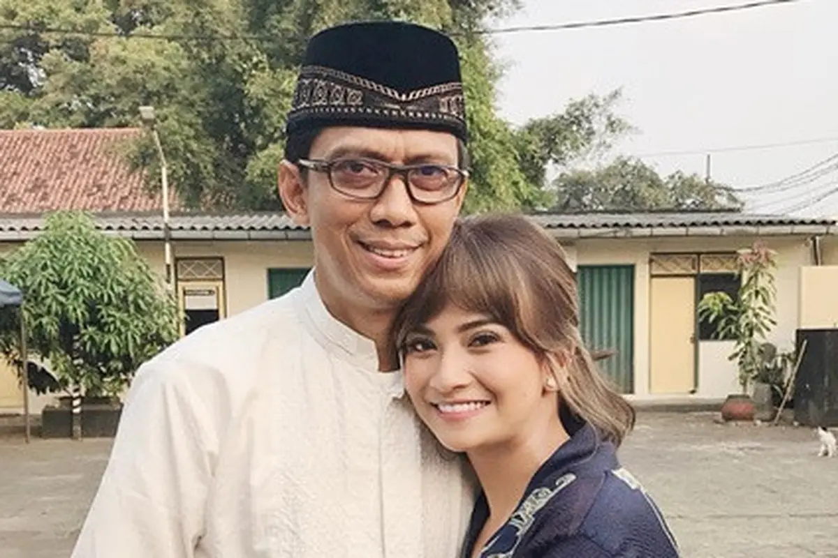 Tak Tahu Anaknya Menikah, Ini 5 Momen Mesra Vanessa Angel Bareng Ayah