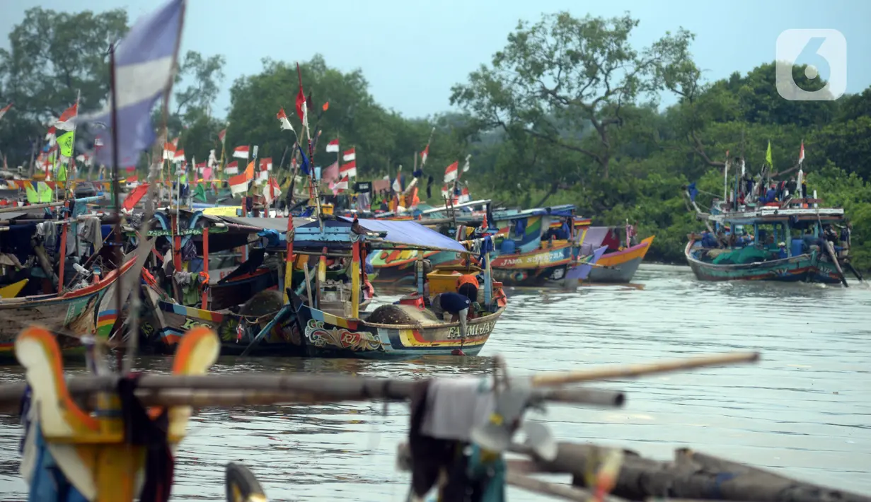 Sejumlah perahu nelayan bersandar di Dermaga Muara Angke, Jakarta, Selasa (19/2021). Memasuki musim pancaroba ditambah kencangnya angin, nelayan mengatakan hasil tangkapan ikan menjadi tidak menentu. (merdeka.com/Imam Buhori)
