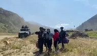 Tangis Histeris Istri Aris Sanda Saat Dievakuasi TNI dari Mbua ke Wamena