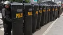 Sejumlah anggota polisi menggunakan tameng untuk menutup jalan pada peringatan Hari Buruh 2019 di kawasan Bundaran HI, Jakarta, Rabu (1/5/2019). Massa buruh yang hendak ke Istana Negara harus berhadapan dengan polisi karena tidak bisa melewati kawasan Bundaran HI. (Liputan6.com/Johan Tallo)