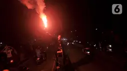 Warga menyalakan kembang api saat merayakan malam Idul Fitri 1443 Hijriah di kawasan Manggarai, Jakarta, Minggu (1/5/2022). Kemeriahan malam takbir di kawasan tersebut tak terbendung digelar sangat antusias oleh warga setelah sempat dilarang selama dua tahun akibat pandemi. (merdeka.com/Iqbal S. Nugroho)