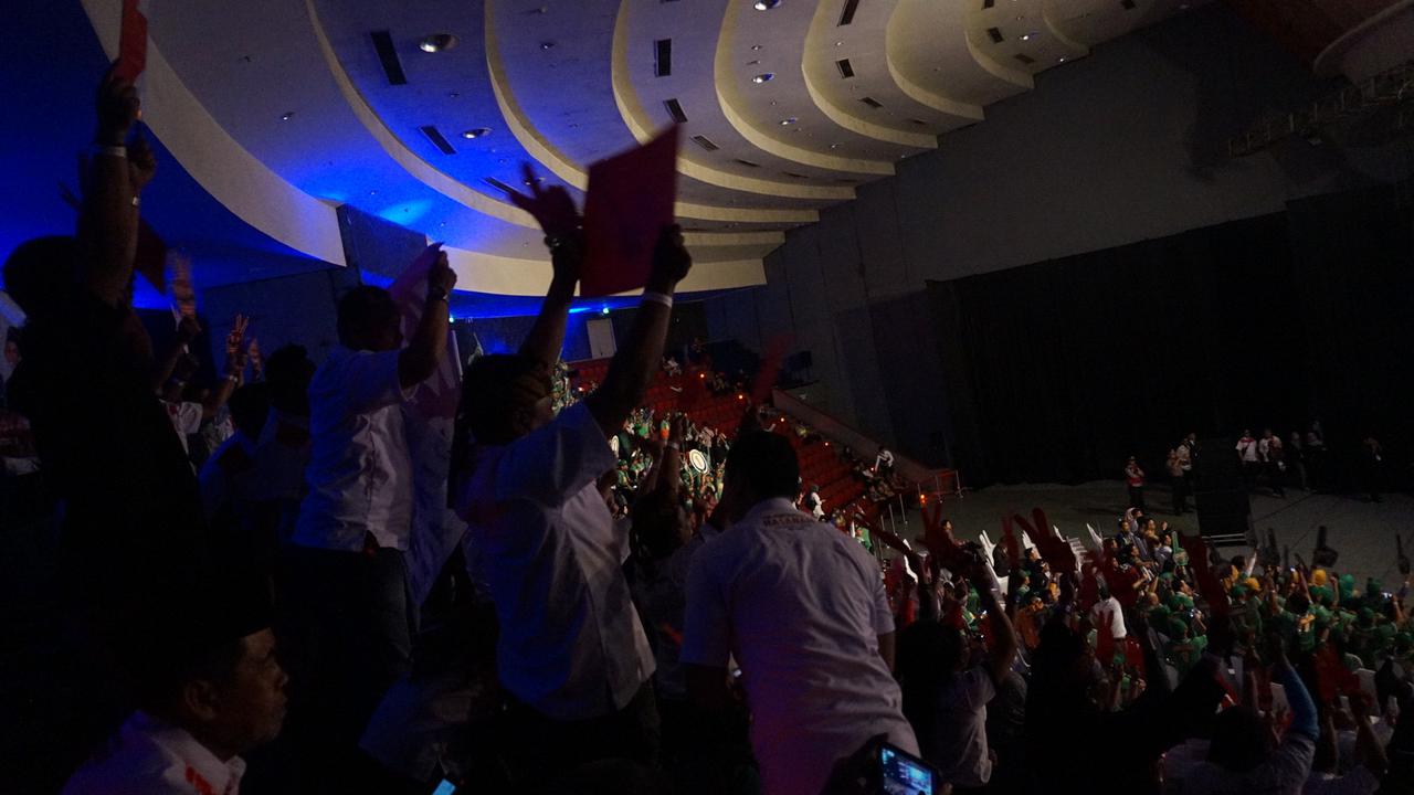 Keriuhan pendukung kandidat di debat Pilkada Jawa Barat