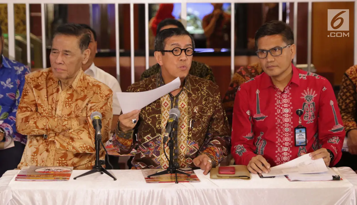Menteri Hukum dan HAM, Yasonna Laoly (tengah) saat menyampaikan keterangan terkait penundaan pengesahan RUU KUHP di Graha Pengayoman Kementerian Hukum dan HAM, Jakarta, Jumat (20/9/2019). Menkumham juga mengklarifikasi beberapa isu terkait draft RUU KUHP. (Liputan6.com/Helmi Fithriansyah)