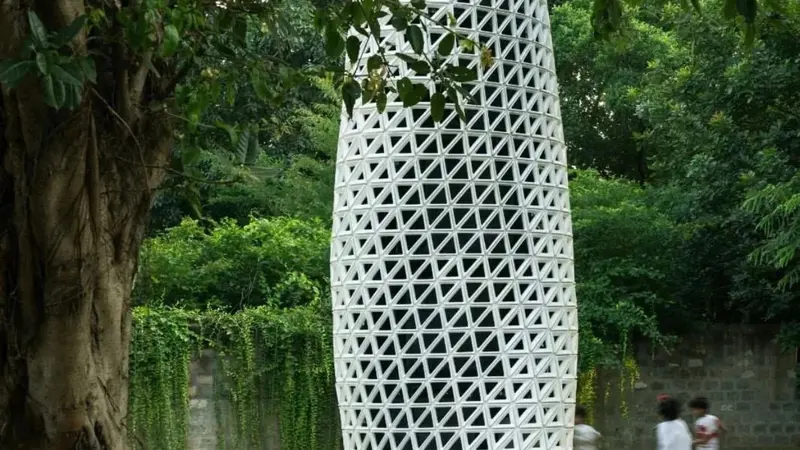 Prototipe menara penyaringan udara Verto dipasang di taman Sunder Nursery, New Delhi.