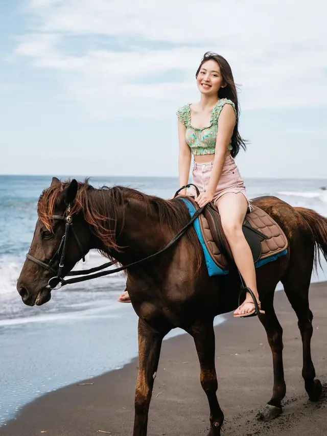 Potret Natasha Wilona Naik Kuda Menyusuri Pantai di Bali, Penuh Senyuman
