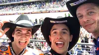 Marc Marquez berpose dengan Dani Pedrosa (kiri) dan Valentino Rossi (kanan) di podium selepas balapan MotoGP Austin di Circuit of the Americas, Texas, AS, Minggu (23/4/2017). (Bola.com/Twitter/MotoGP)