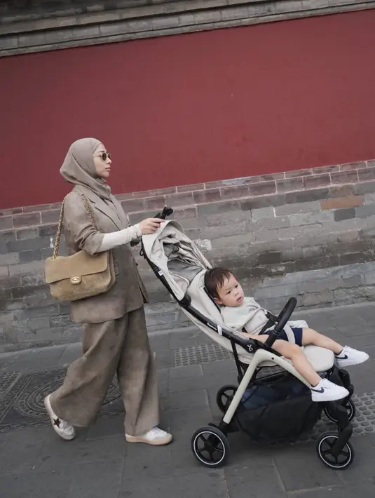 Melengkapi tampilan serba coklatnya dengan tas Chanel. Dipadukan sneakers putih. 
 [@nikitawillyofficial94]