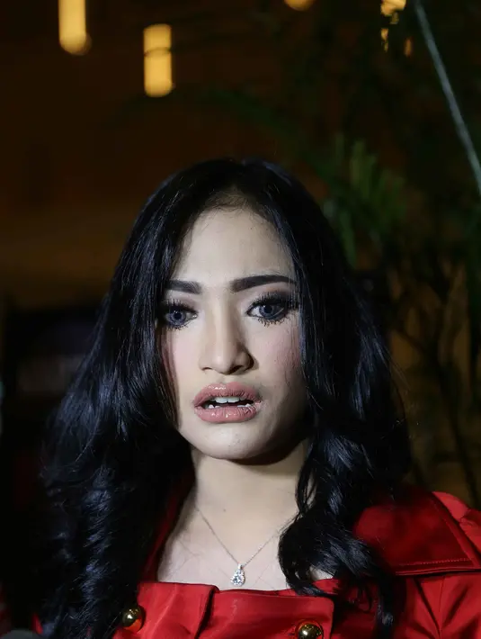 "Karena bosan berpakaian seksi bosen menonjolkan, biar menonjol sendiri saja. Orang-orang di luar sana harus nonton ini karena aku beda bangat di film," ujar wanita berambut panjang ini. (Nurwahyunan/Bintang.com)