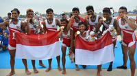 Regu dayung Indonesia berpose memperlihatkan medali emas seusai pertandingan final dayung kelas ringan delapan putra Asian Games ke-18 tahun 2018 di Venue Rowing Jakabaring Sport City, Palembang, Jumat (24/8). (ANTARA FOTO/INASGOC/Nova Wahyudi/nym/18)