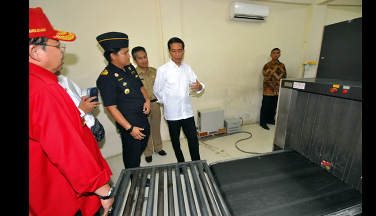 Presiden Joko Widodo melakukan kunjungan kerja ke Provinsi Kalimantan Barat. Presiden Joko Widodo memeriksa fasiltas scanner X-ray dan loket Pemeriksaan Imigrasi yang ada  Pos Pemeriksaan Lintas Batas Entikong Rabu, (21/1/2015). (Setpres/Agus Suparto)
