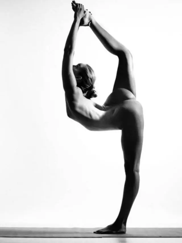 [Bintang] Tanpa Kesan Porno, Wanita Ini Pamerkan Pose Yoga Telanjang di IG