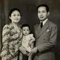 Tutut Soeharto potret bersama kedua orangtuanya, Tien Soeharto dan Soeharto, saat bayi (Dok.Instagram/@tututsoeharto/https://www.instagram.com/p/B9b0uQ2gJIs/Komarudin)