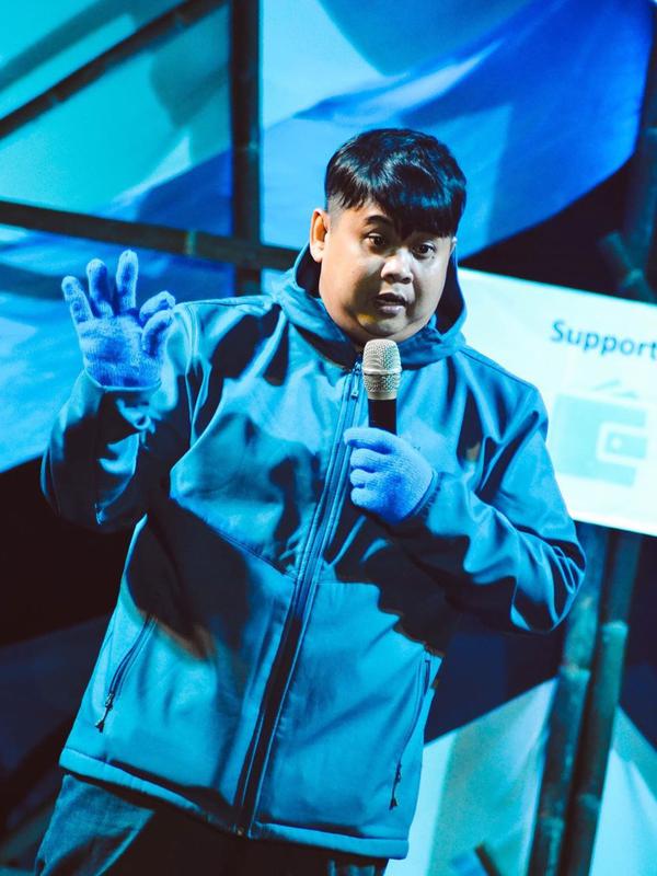 Lolox saat sedang tampil sebagai stand up comedian. (Sumber: Instagram/@silolox)