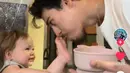 <p>Kamari terus mempperlihatkan tingkah lucunya dengan mengangkat kakinya ke kursi. Dali mencium kaki mungil sang putri. (Foto: TikTok/ dali.wassink)</p>