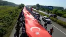 Ribuan pendukung partai oposisi utama Turki, Partai Rakyat Republik (CHP) membentangkan bendera nasional di Sakarya, Turki (1/7). Mereka memprotes hukuman 25 tahun penjara yang menjerat wakil Partai Rakyat Republik, Enis Berberoglu. (AP Photo)