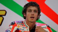 Valentino Rossi dengan rambut agak gondrong saat bersama Ducati tahun 2012. (AFP/Karim Jaafar)