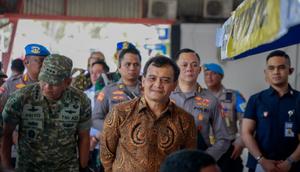 Gubernur Jawa Tengah Ahmad Luthfi saat meninjau kesiapan menyambut arus Natal dan Tahun Baru, di Semarang, Minggu (21/12/2025). (Antara)