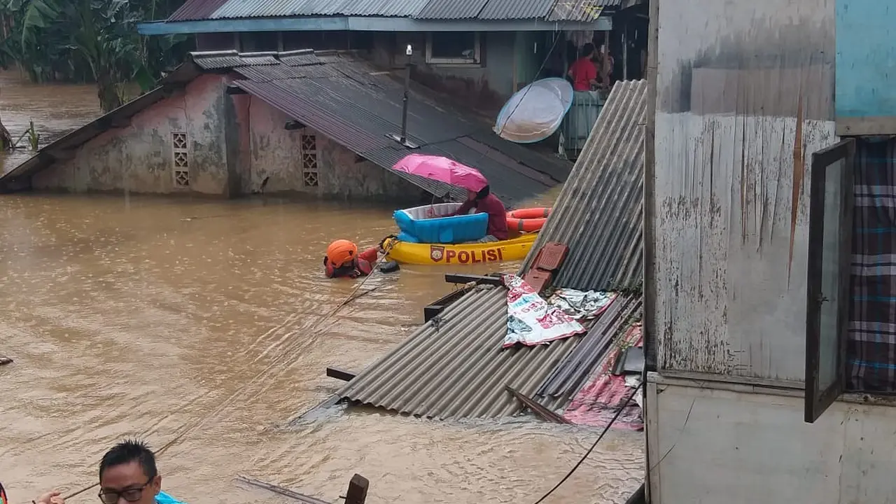 Upaya Basarnas Evakuasi Bayi Korban Banjir di Kalibata