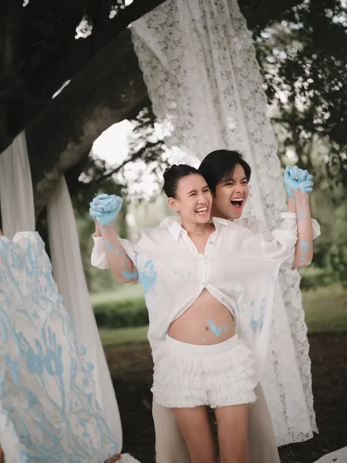 Serasi Berbusana Putih, Angga Yunanda dan Shenina Cinnamon Rayakan Calon Putra Pertama