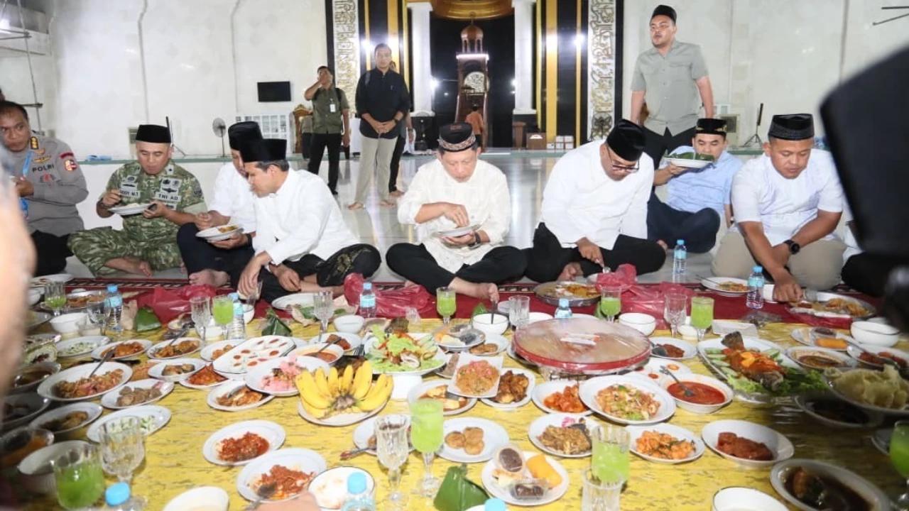 Kasatgas Tito Buka Bersama dan Serahkan Bantuan Kemasyarakatan kepada Masyarakat Lhokseumawe