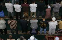 FOTO: Suka Cita Jemaah Muhammadiyah di Masjid Raya Uswatun Hasanah Gelar Salat Tarawih Pertama