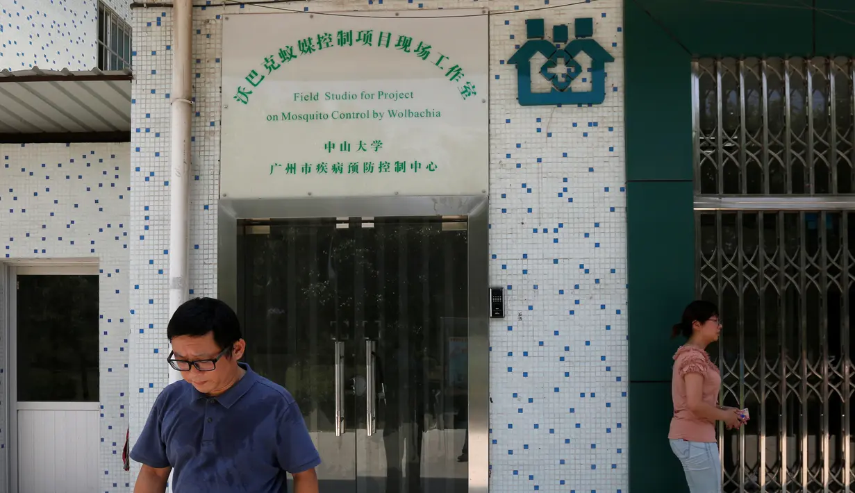 Tampak depan "Pabrik Nyamuk" yang dibangun di Guangzhou, China. Nyamuk yang mengandung virus khusus sengaja dikembangbiakkan untuk memerangi demam berdarah dan Zika. Foto diambil pada 28 Juli 2016. (REUTERS/ Bobby Yip)