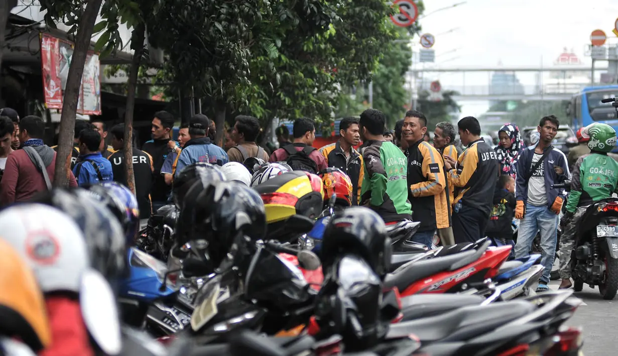Suasana antrean driver Uber saat mendaftar menjadi mitra Go-Jek di Gunung Sahari, Jakarta, Minggu (1/4). Informasi yang didapat, Go-Jek hanya menerima mitra yang sudah menjadi mitra Uber, bukan merekrut mitra baru. (Merdeka.com/Iqbal S Nugroho)