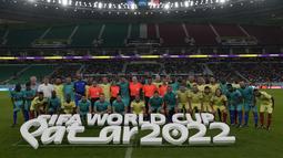 Presiden FIFA Gianni Infantino (tengah) berpose dengan pemain sebelum pertandingan persahabatan antara pekerja dan FIFA Legends di Stadion Al Thumama di Doha, Qatar, Senin (12/12/2022). Mengikuti pertandingan terakhir di FIFA Piala Dunia Qatar 2022 Stadion Al Thumama, para tamu dan sukarelawan melihat para pekerja beberapa di antaranya memenangkan edisi terakhir Piala Pekerja, bermain berdampingan dengan beberapa nama sepak bola terbesar dalam pertarungan 60 menit.(AP Photo/ Frank Augstein)