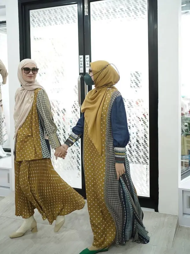 6 Gaya Padupadan Rok Plisket ala Shireen Sungkar untuk Busana Muslim yang Tampak Mewah