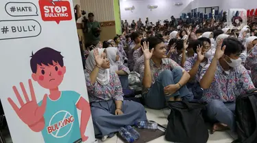 Para pelajar Sekolah Menengah Atas (SMA) Negeri 70 Jakarta saat mengikuti sosialisasi pencegahan perundungan, Selasa (27/2/2024). (Liputan6.com/Herman Zakharia)