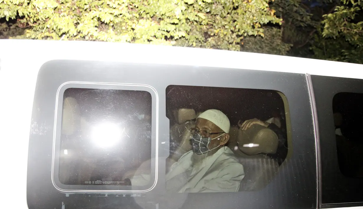Abu Bakar Baasyir duduk di dalam sebuah van setelah dibebaskan dari Lapas Gunung Sindur, Kabupaten Bogor, Jawa Barat, Jumat (8/1/2021). Abu Bakar Baasyir telah menjalani vonis 15 tahun dikurangi remisi sebanyak 55 bulan. (AP Photo/Aditya Irawan)