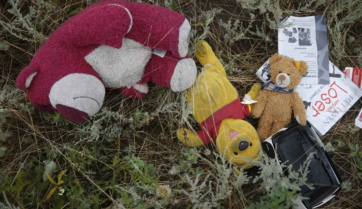 Beberapa boneka milik penumpang MH17 yang jatuh ditembak di wilayah Donetsk, Ukraina, Jumat (18/7/14). (REUTERS/Maxim Zmeyev)