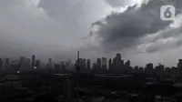 Pemandangan Kota di salah satu sudut Jakarta diselimuti awan hitam dikarenakan mendung, Rabu (11/12/2019). Meski belum memasuki puncak musim hujan, BMKG mengimbau masyarakat tetap mewaspadai potensi banjir sejak masa transisi saat ini. (Liputan6.com/Johan Tallo)