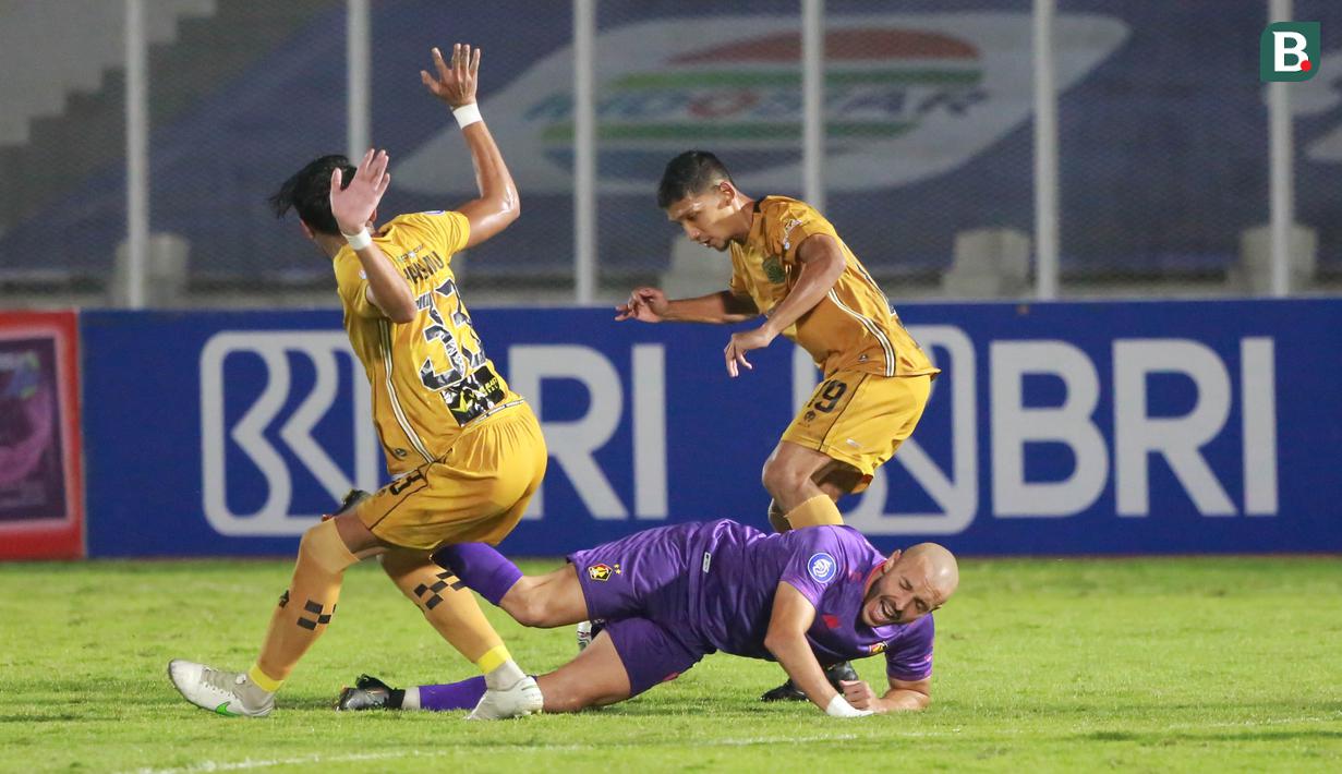 Tim Macan Putih melalui penyerang mereka Ezzejjari cukup menyulitkan barisan pertahanan The Guardian. Hingga jeda turun minum, tidak ada gol tambahan yang tercipta, Bhayangkara unggul 1-0 atas Persik Kediri. (Bola.com/M Iqbal Ichsan)