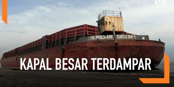 VIDEO: Diempas Ombak, Kapal Besar Terdampar