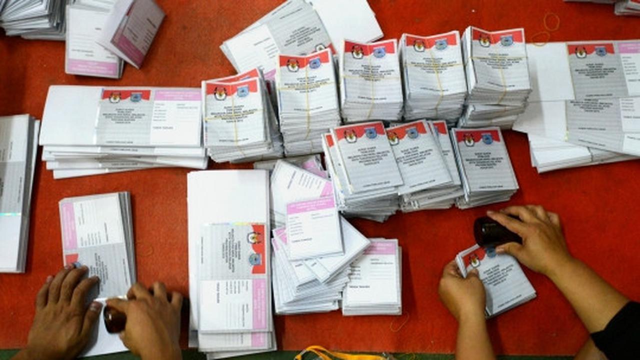 Memantau pelipatan dan penyortiran surat suara Pilkada Tangsel