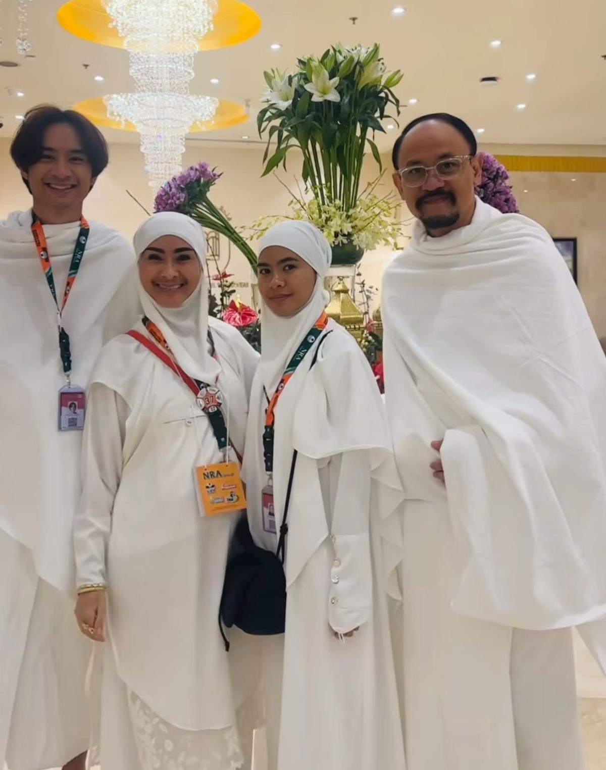7 Potret Iis Dahlia dan Keluarga Jalani Umroh di Bulan Ramadan, Momen Penuh Haru di Tanah Suci
