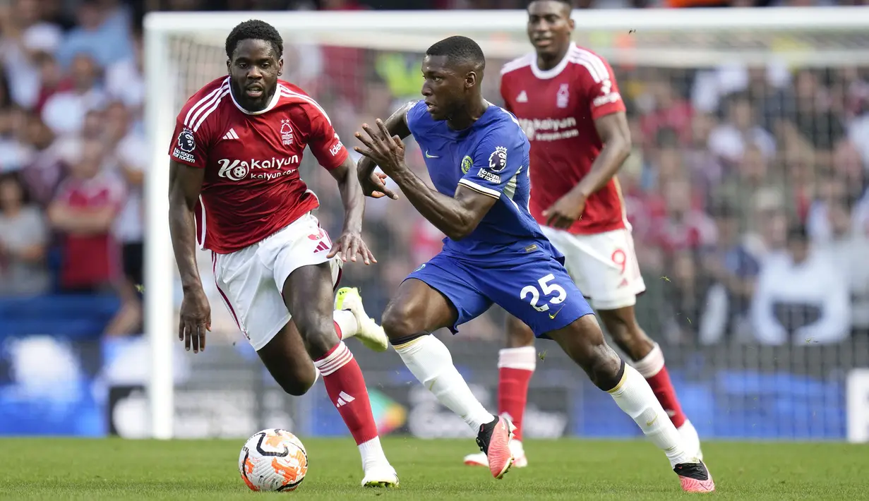 Moises Caicedo yang telah jadi incaran Chelsea sejak bursa transfer pemain musim panas 2023/2024 dibuka sebenarnya hampir didapatkan Liverpool karena memberikan tawaran yang lebih tinggi kepada Brighton and Hove ALbion dibandingkan Chelsea. Saat tawaran diterima oleh Brighton, justru sang pemain yang enggan merapat ke Anfield, karena sebelumnya telah berkomitmen dengan Chelsea. Chelsea pun akhirnya mendapatkan sang pemain dengan nilai yang setara diajukan Liverpool sebesar 116 juta euro atau setara Rp1,9 triliun. (AP Photo/Kirsty Wigglesworth)