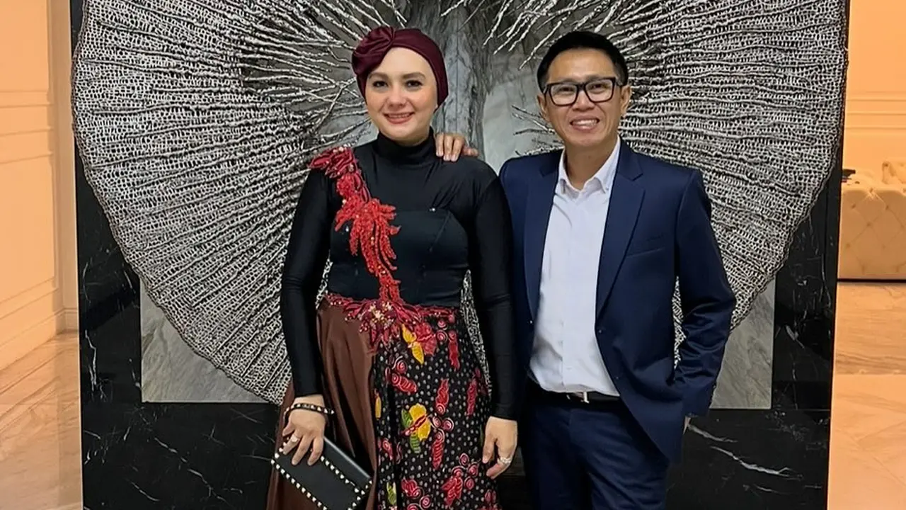 Potret Viona Istri Eko Patrio saat Pakai Batik dan Hijab Turban, Tampilan Elegan dan Modis