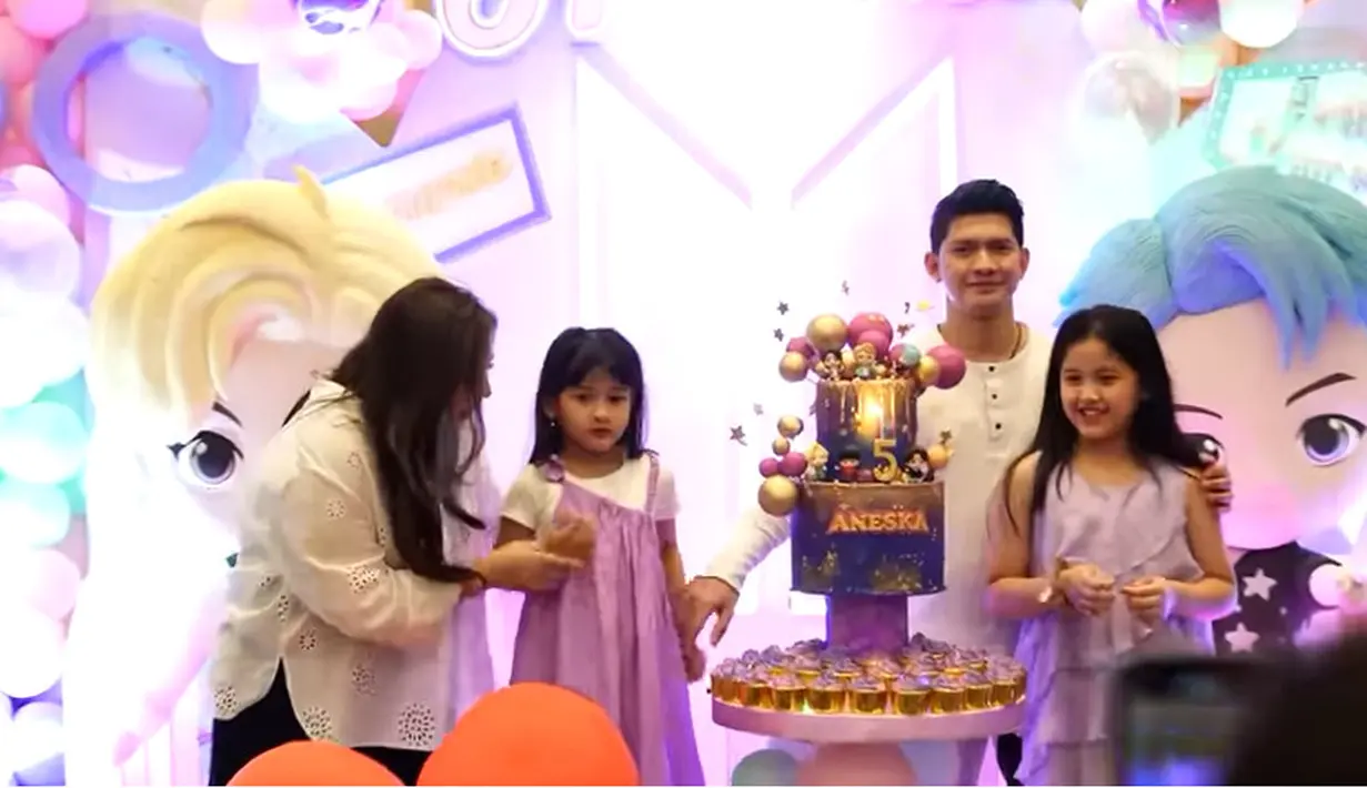 Pasangan Iko Uwais dan Audy Item membuat acara meriah di perayaan ulang tahun ke-5 putrinya. Tampak beberapa selebriti hadir dalam acara tersebut. Aneska lahir pada 18 Juni 2018 silam. Berikut beberapa potretnya. [Youtube/Baim Paula]