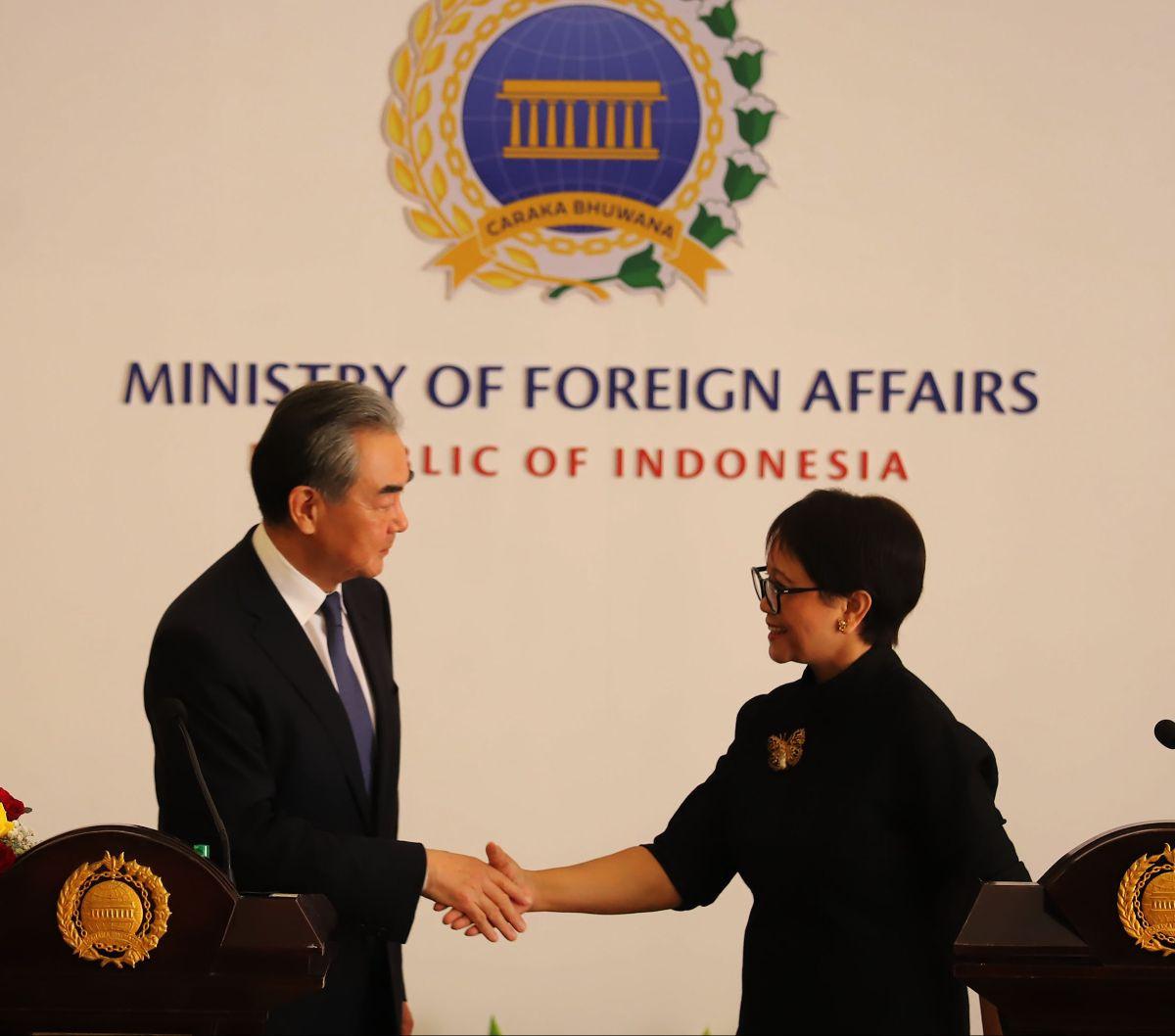 Menteri Luar Negeri (Menlu) RI Retno Marsudi bersalaman dengan Menlu China Wang Yi saat bertemu di Kantor Kementerian Luar Negeri (Kemenlu) RI, Jakarta, Kamis (18/4/2024). Menlu Retno mengungkapkan, Indonesia dan China memiliki pandangan dan komitmen yan
