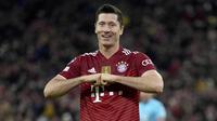Robert Lewandowski menjadi bintang kemenangan Bayern dengan memborong tiga gol alias hat-trick. Dua gol lainnya masing-masing dicetak Serge Gnabry dan Leroy Sane. (AP/Matthias Schrader)